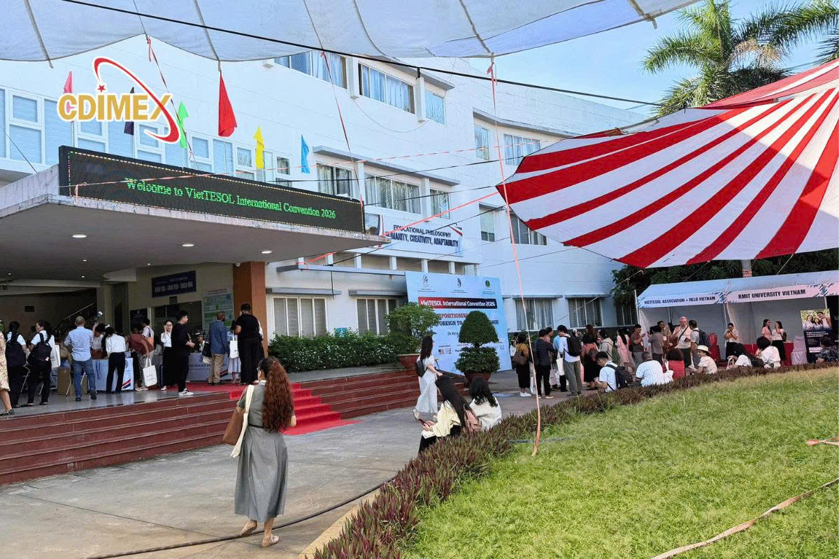 Không khí nhộn nhịp tại cổng chào khuôn viên tổ chức Hội thảo Quốc tế VietTESOL 2026 ở Đà Nẵng