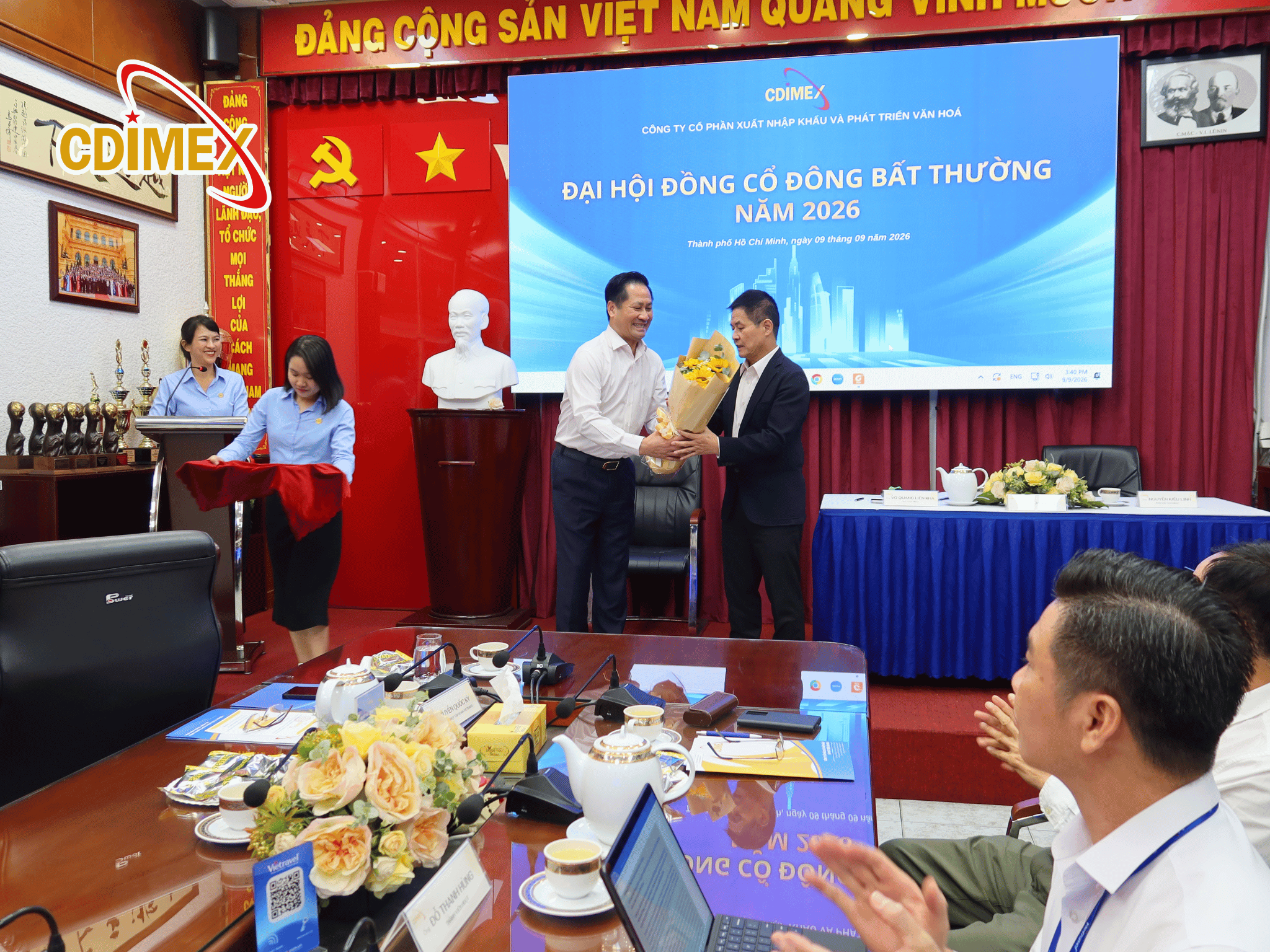 Nghi thức trao hoa chúc mừng Tân Chủ tịch HĐQT