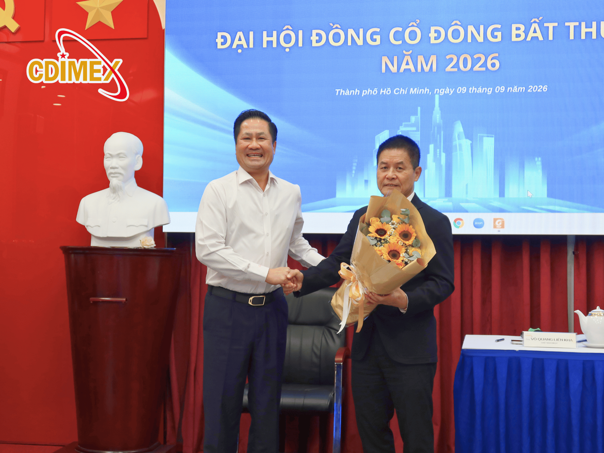 Nghi thức trao hoa chúc mừng Tân Chủ tịch HĐQT