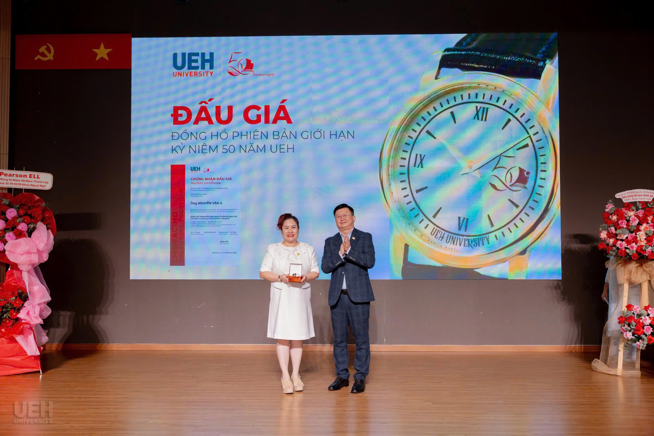 Bà Trần Thị Bạch Dương đấu giá đồng hồ phiên bản giới hạn tại Lễ kỷ niệm 50 năm Khoa Ngoại ngữ