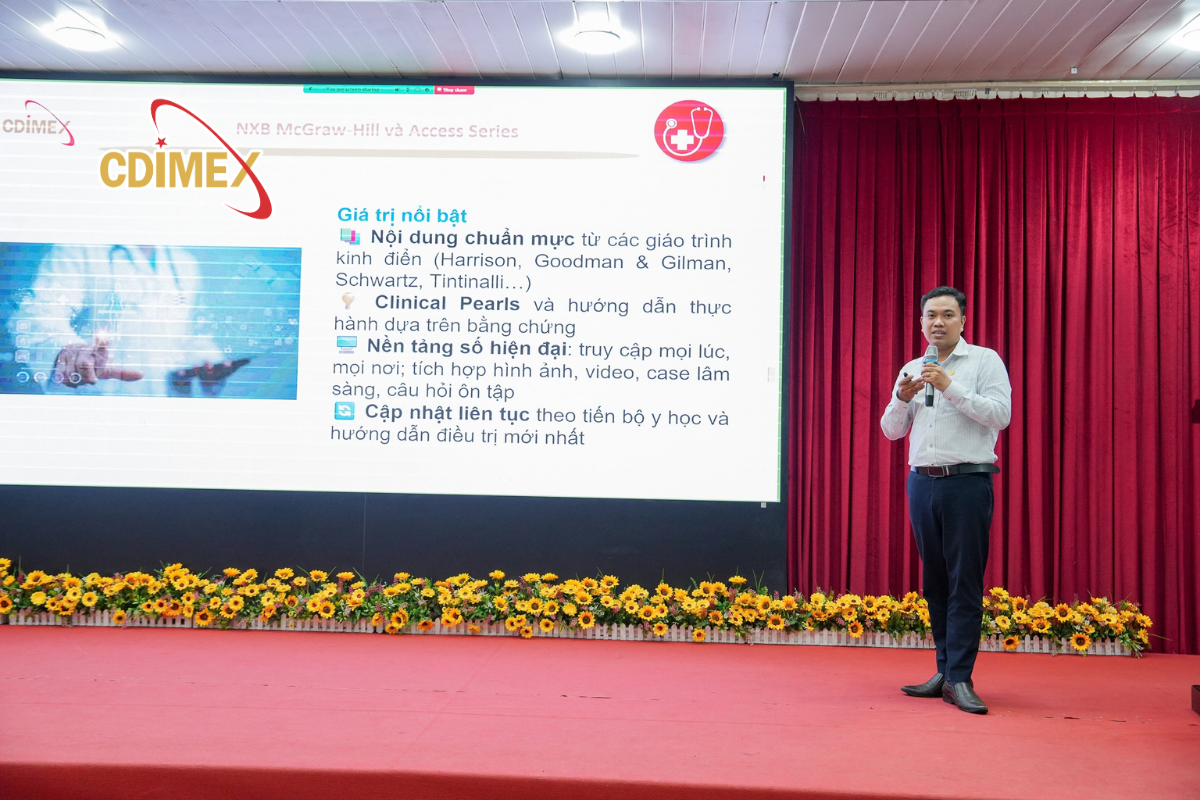 Đại diện CDIMEX trình bày báo cáo chuyên đề trước hội thảo