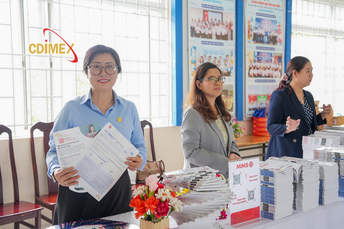 Ban tổ chức và đại diện CDIMEX chụp ảnh lưu niệm